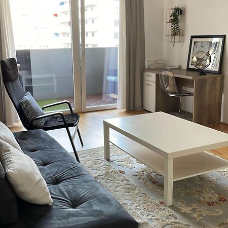 2 Bedroom Apartment Next To Metro U1 And Garage Parking Bécs Kültér fotó
