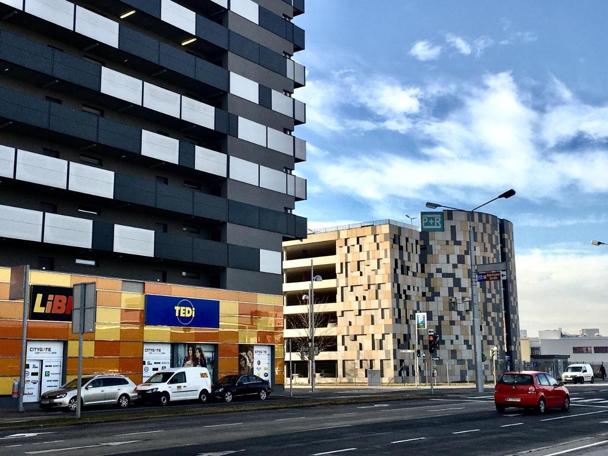 2 Bedroom Apartment Next To Metro U1 And Garage Parking Bécs Kültér fotó